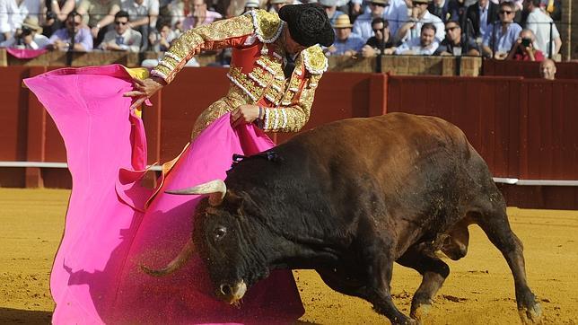 El Cid pierde cuatro orejas con la espada en Medellín