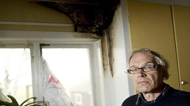 Lars Vilks, en su casa tras haber sido incendiada