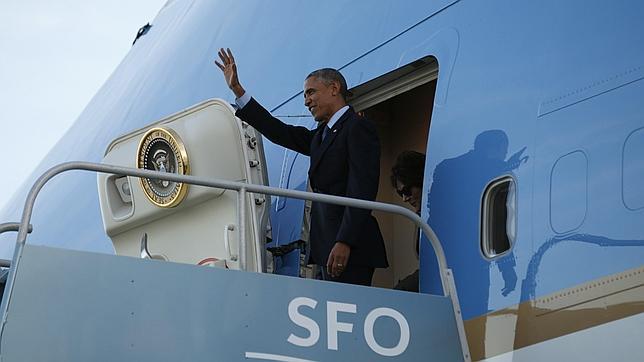 Obama saluda desde el avión a su llegada a San Francisco