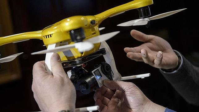 Personas inspeccionan una drone comercial