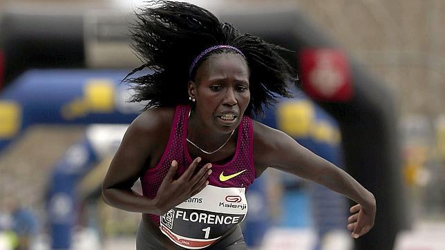 La keniana Florence Jebet Kiplagat cruza la meta batiendo el récord mundial del medio maratón en categoría femenina al ganar en Barcelona con un tiempo de 1:05:09