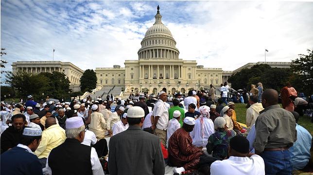 Musulmanes rezan frente al Capitolio