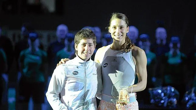 Carla Suárez posa con el trofeo de finalista con Andrea Petkovic, ganadora sin jugar