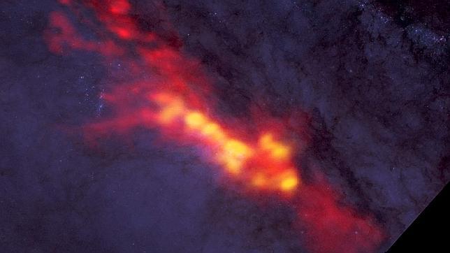 Un racimo de "semilleros de estrellas" en la galaxia NGC 253