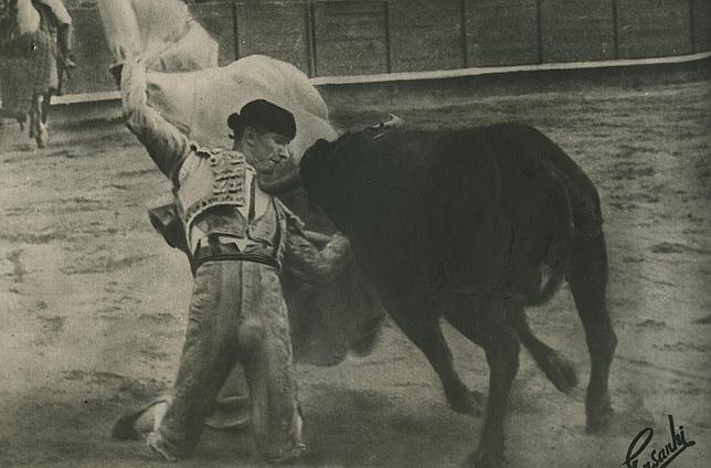 Carlos Arruza, en su arriesgadísimo farol de rodillas