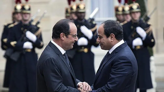 Fotografía de archivo tomada el 26 de noviembre de 2014 que muestra al presidente galo, François Hollande (izda), que recibe a su homólogo egipcio, Abdel Fattah al-Sissi (dcha), en el Palacio del Elíseo en París (Francia)
