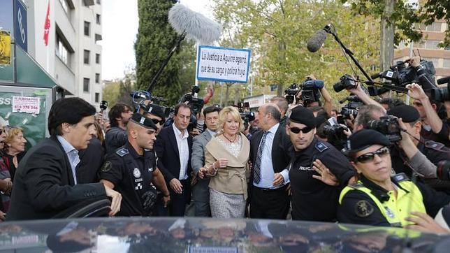 Esperanza Aguirre entra escoltada por la Policía a los juzgados de Plaza de Castilla
