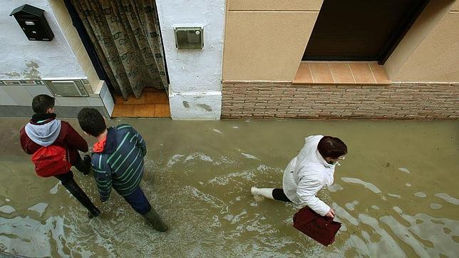 Calles inundadas en Novillas (Zaragoza) por la riada del Ebro de hace quince días