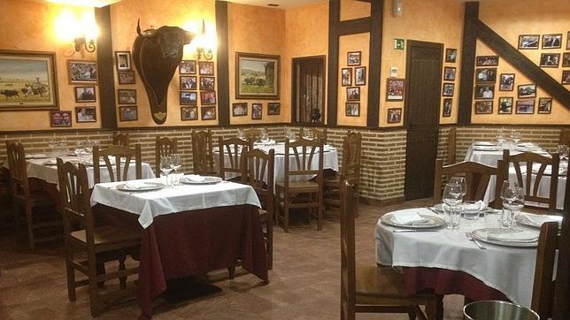 El Bodegón de Sancho está decorado con cabezas de toro y retratos de la figura del toreo