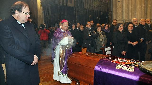 El obispo de Palencia despide el cuerpo de Hernández escoltado por su viuda y el presidente de la Junta