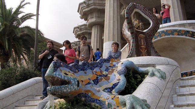 La Síndica de Barcelona pide acceso gratis al Zoo y parque Güell para niños