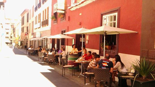 La terraza de esta genuina casa de comidas centenaria