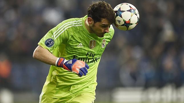 Íker Casillas toca madera