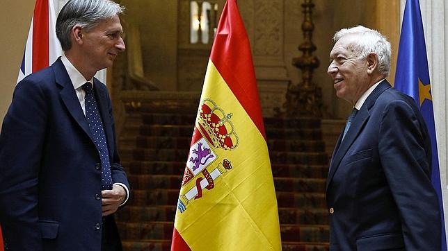 Margallo rechaza la demanda de Hammond de relajar los controles en Gibraltar