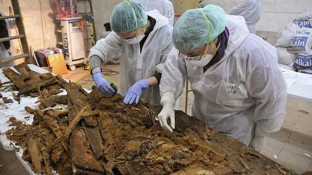 Los técnicos analizan los restos encontrados en los nichos de la cripta de las Trinitarias