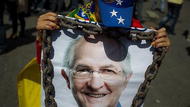 Una mujer sostiene un afiche con la imagen del alcalde mayor de Caracas, Antonio Ledezma