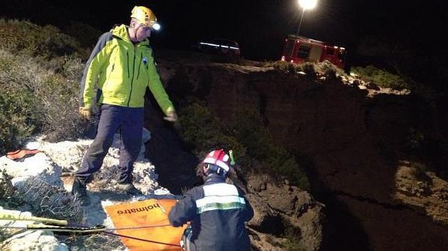 Imagen de los bomberos que han recuperado el cadáver en el acantilado