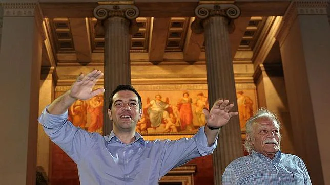 A la derecha, Manolis Glezos junto a Alexis Tsipras, tras las elecciones de 2012