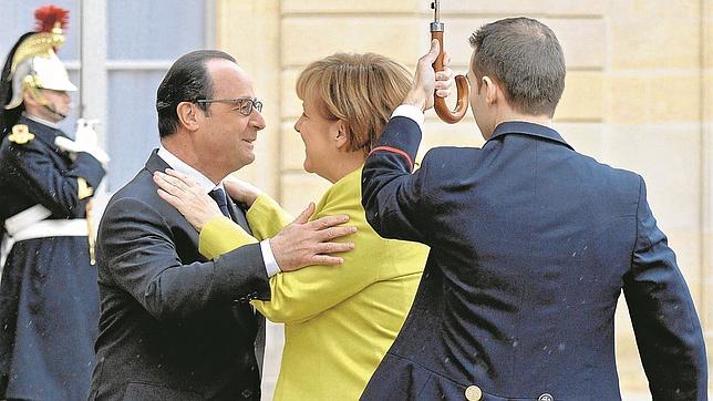 Hollande recibe a Merkel, ayer, a su llegada al Elíseo