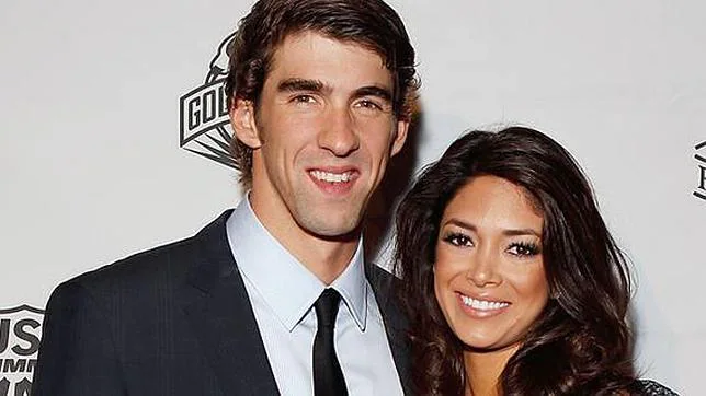Michael Phelps posa con Nicole Johnson, Miss California de 2010