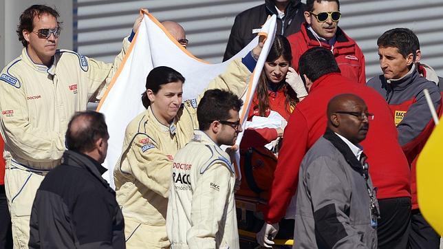 Una imagen de Alonso al ser evacuado de Montmeló