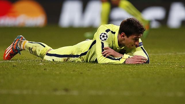 Messi se lamenta tras fallar el penalti en el descuento