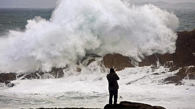 El temporal deja olas de diez metros en Galicia