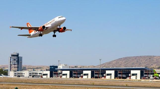 Aena insonoriza 37 viviendas más en el entorno del Aeropuerto de Alicante - Elche