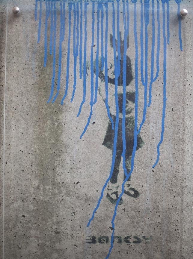 Vista del acto vandálico realizado sobre la única obra del artista británico Banksy, «Bomb Hugger», en Hamburgo