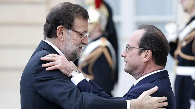 El presidente del Gobierno, Mariano Rajoy (izda), saluda al presidente francés, François Hollande