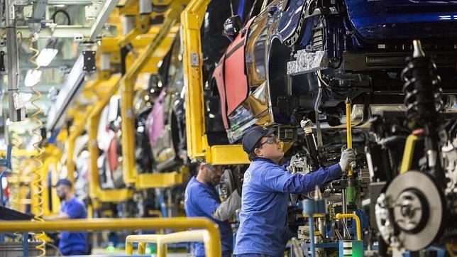 Los precios industriales moderan sus caídas en enero y bajan un 2,8%