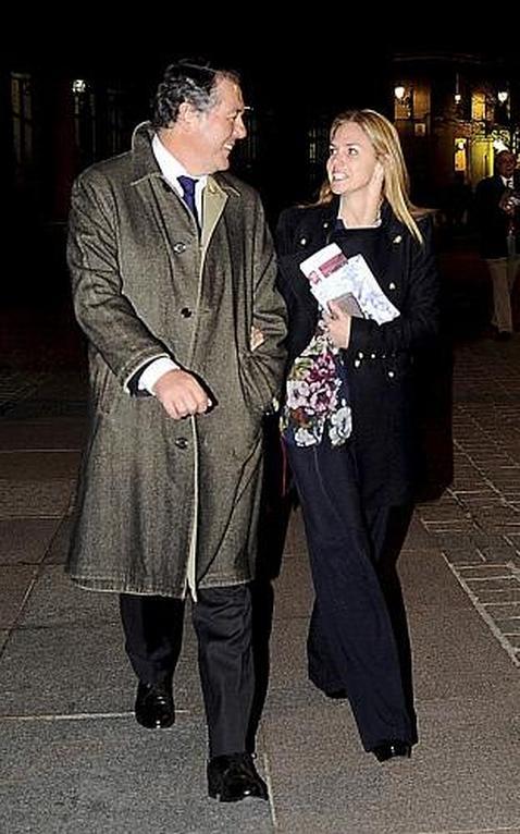 Genoveva Casanova y José Mª Michavila, muy cariñosos en la noche madrileña