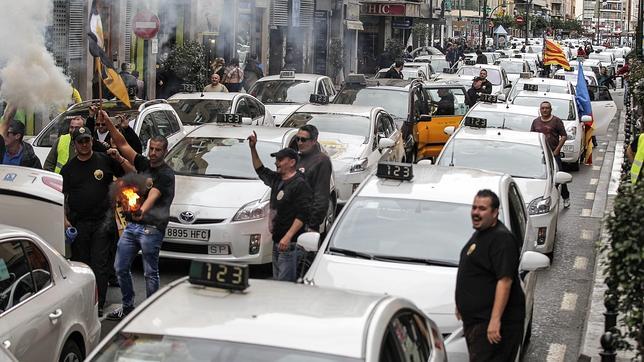 Los taxistas colapsan el centro de Valencia para denunciar el intrusismo en el sector