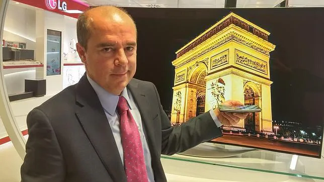 Jaime de Jaraiz, nuevo presidente de LG en España, posa con el nuevo LG G Flex 2