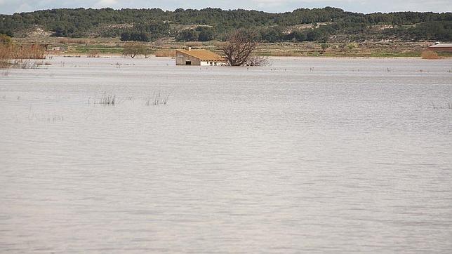 El Ebro amenaza a pueblos ribereños con la mayor riada de los últimos ocho años