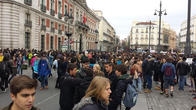 La Policía interviene en la manifestación de estudiantes en Sol ante un grupo radical