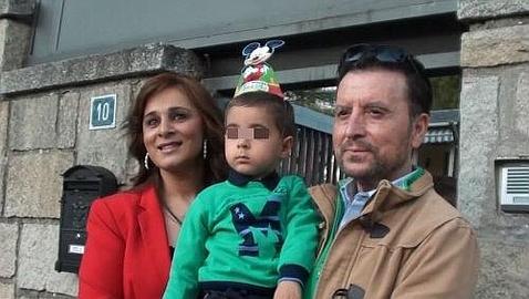 Ortega Cano y Ana María Aldón celebran el cumpleaños de su hijo en un teatrobus