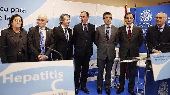 El ministro de Sanidad, Alfonso Alonso (c), posa junto a los miembros del Comité de Expertos que han elaborado el plan estratégico para el Abordaje de la Hepatitis C