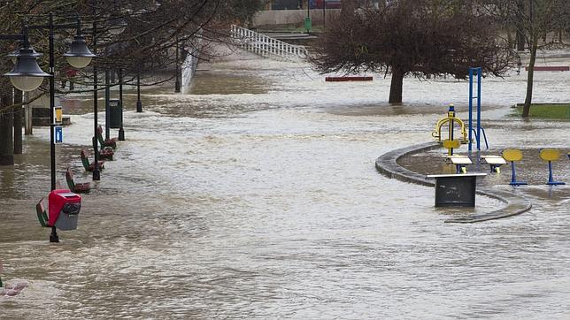 Ordenan la evacuación «preventiva» de viviendas por la crecida del Ebro en Aragón