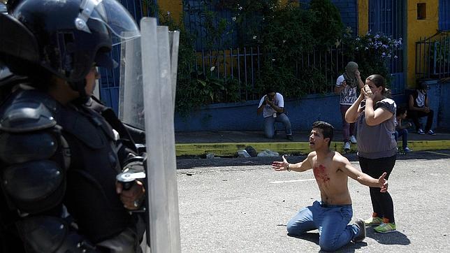 La muerte de un adolescente en una protesta inflama la revuelta de Venezuela