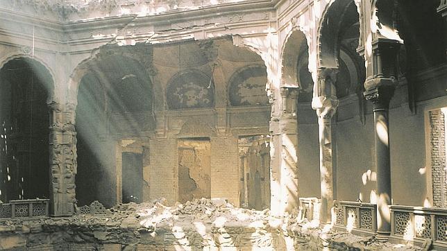 La biblioteca de Sarajevo, bombardeada en 1992