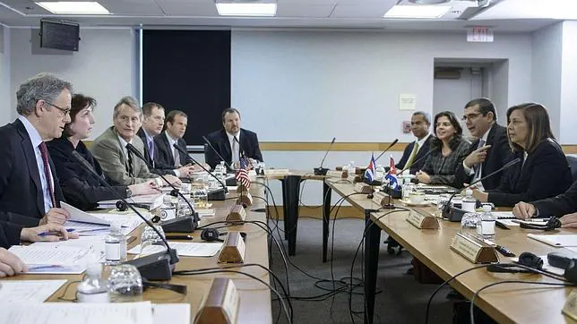 La delegación de EE.UU. (i) y la de Cuba (d), reunidas este viernes en Washington