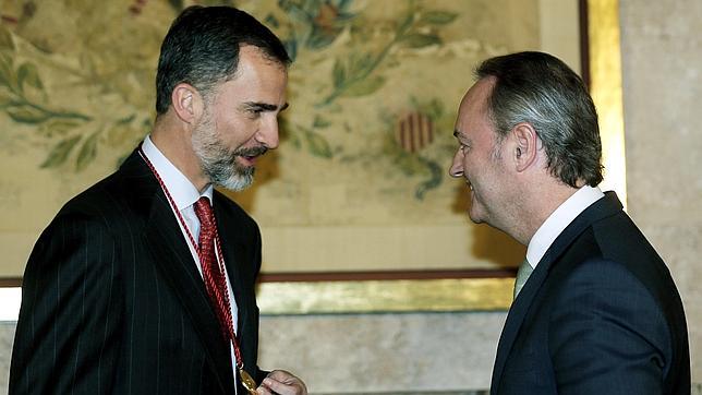 El Rey recibe de manos del presidente valenciano, Alberto Fabra (d), la Alta Distinción de la Generalitat, en reconocimiento al compromiso asumido para contribuir «a un espacio de convivencia renovado, responsable y solidario»