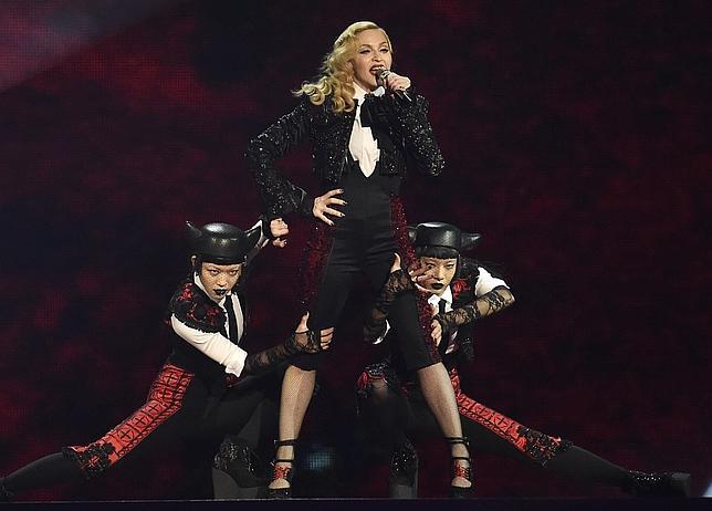 Madonna, en un momento de su accidentada actuación en los Brit Awards