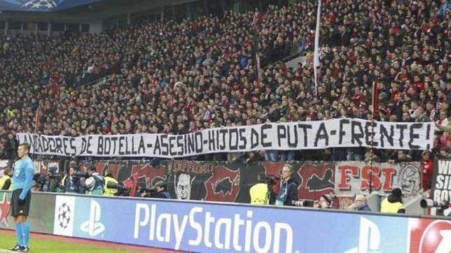 La pancarta contra el Frente Atlético que mostraron los ultras del Leverkusen