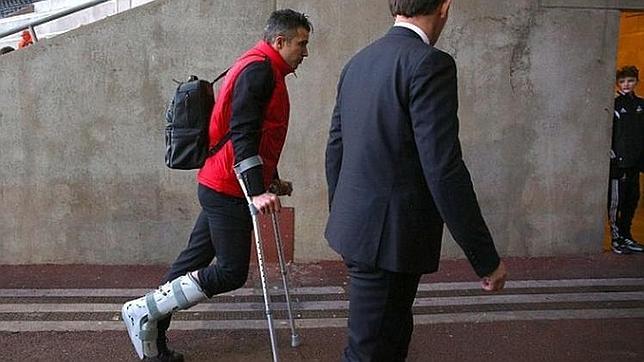 Van Persie, un mes de baja por una lesión en los ligamentos de su tobillo derecho