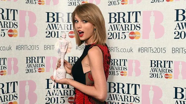 Taylor Swift en los pasados Brit Awards con su premio a la mejor artista solista femenina