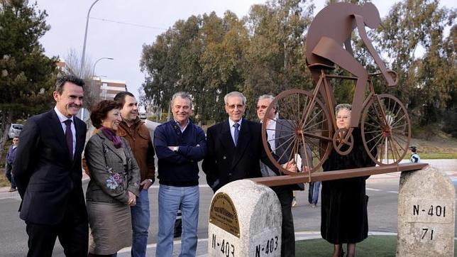 Olías del Rey homenajea a Bahamontes con un monolito