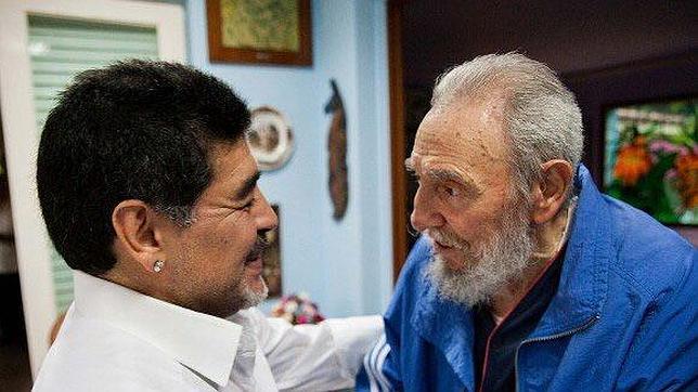 Maradona saluda a Castro en una imagen de abril de 2013
