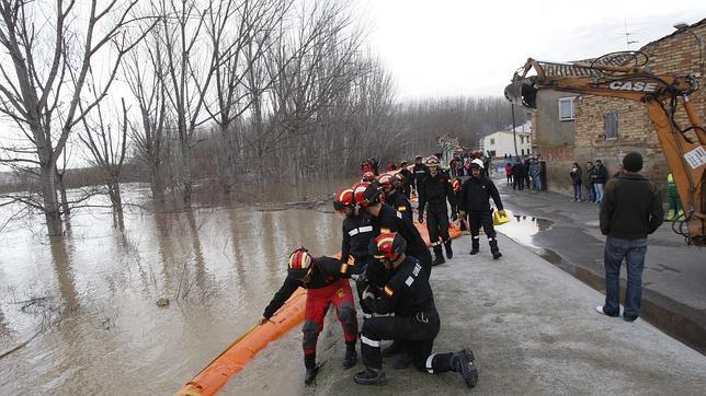 El Ebro alcanza los ocho metros de altura a las puertas de Zaragoza y el nivel sigue subiendo